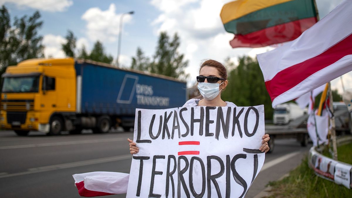 Lukasenka=terroista feliratot tartó szimpátiatüntető Litvániában 2021. június 8-án