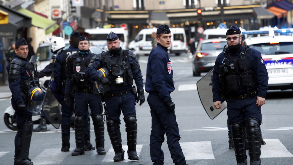 عناصر من الشرطة الفرنسية خلال مظاهرة للطلاب في باريس، يوم الثلاثاء 18 ديسمبر 2018
