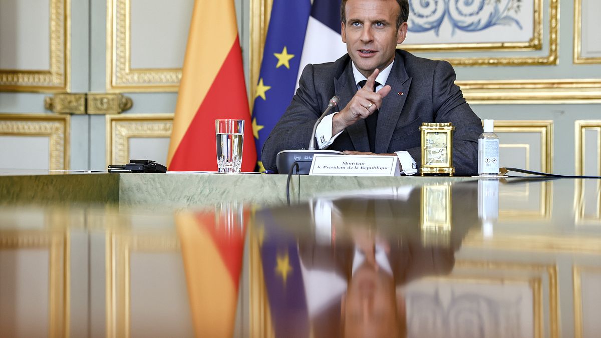 Schiaffi al presidente francese Macron. Arrestati due gilet gialli