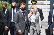 Emmanuel Macron feleségével Brigitte Macronnal a délkelet-franciaországi Valence-ban