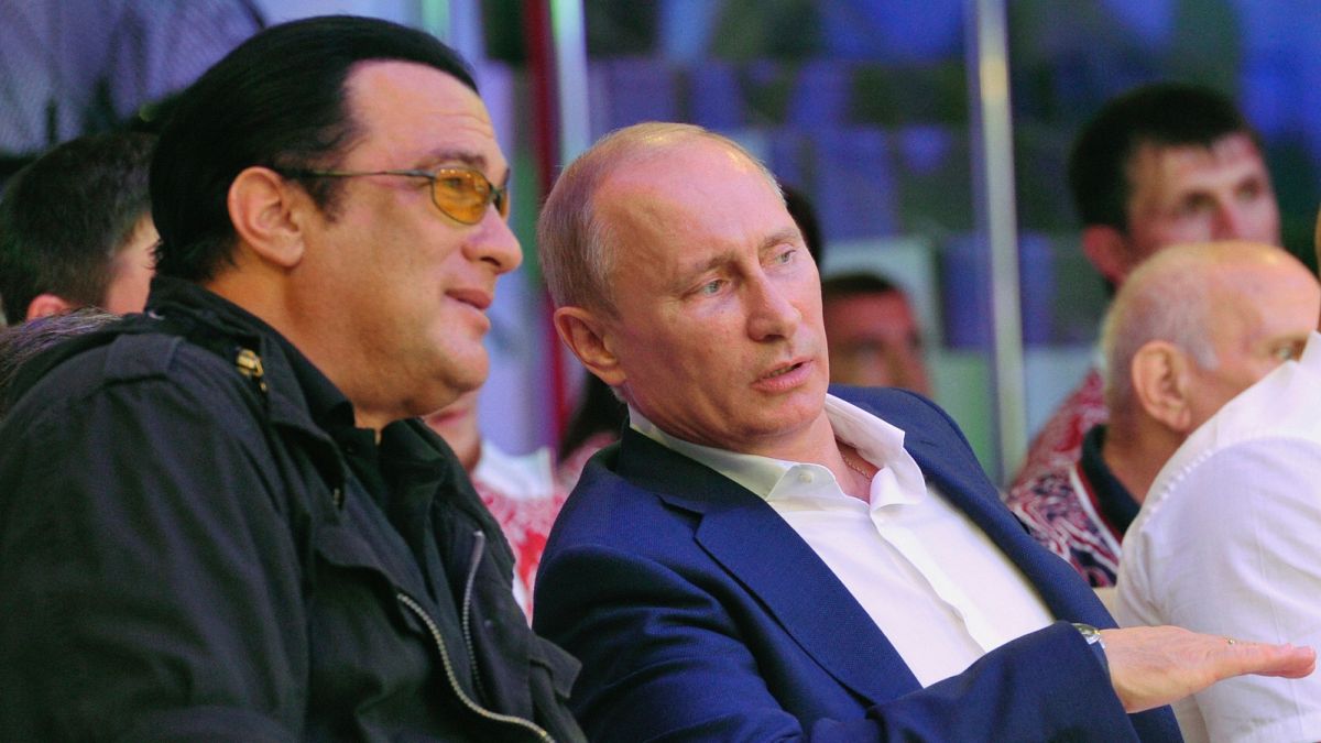 Seagal és Putyin az akkor még Ukrajnához tartozó Krímben, a küzdősportok Szocsiban megrendezett orosz bajnokságán, 2012-ben