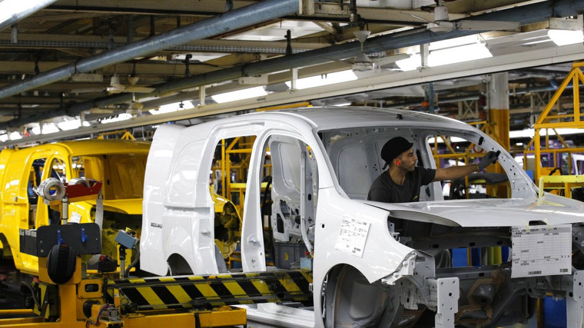 Des employés de Renault dans l'usine de Maubeuge en 2018