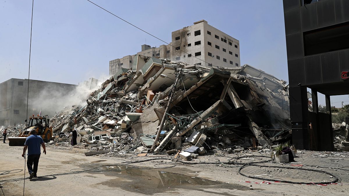 حطام مبنى دمرته غارة جوية إسرائيلية كان يضم وكالة أسوشيتيد ووسائل إعلامية أخرى، في مدينة غزة، الأحد 16 مايو 2021