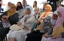 Les mères de Srebrenica devant un écran géant pour la retransmission du verdict du TPI de La Haye., 8 juin 2021