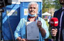 Munira Subasic, del grupo Madres de Srebenica, sostiene el veredicto que desestima la apelación de Ratko Mladic, fuera del tribunal en La Haya, el martes de junio de 2021.