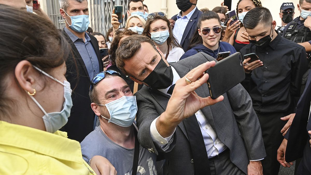 Le président français Emmanuel Macron pose avec des habitants de Valence, 8 juin 2021