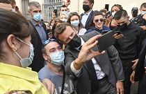 Le président français Emmanuel Macron pose avec des habitants de Valence, 8 juin 2021