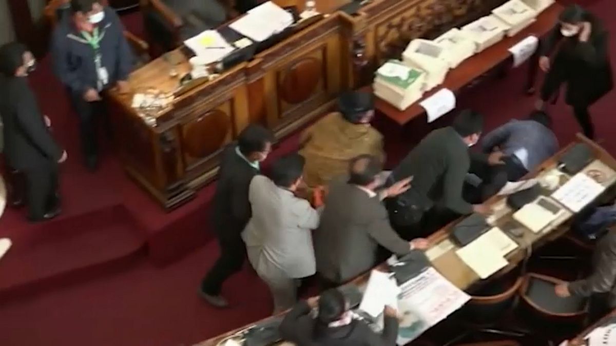 Un detalle de la pelea entre dos parlamentarios en la Asamblea de Bolivia