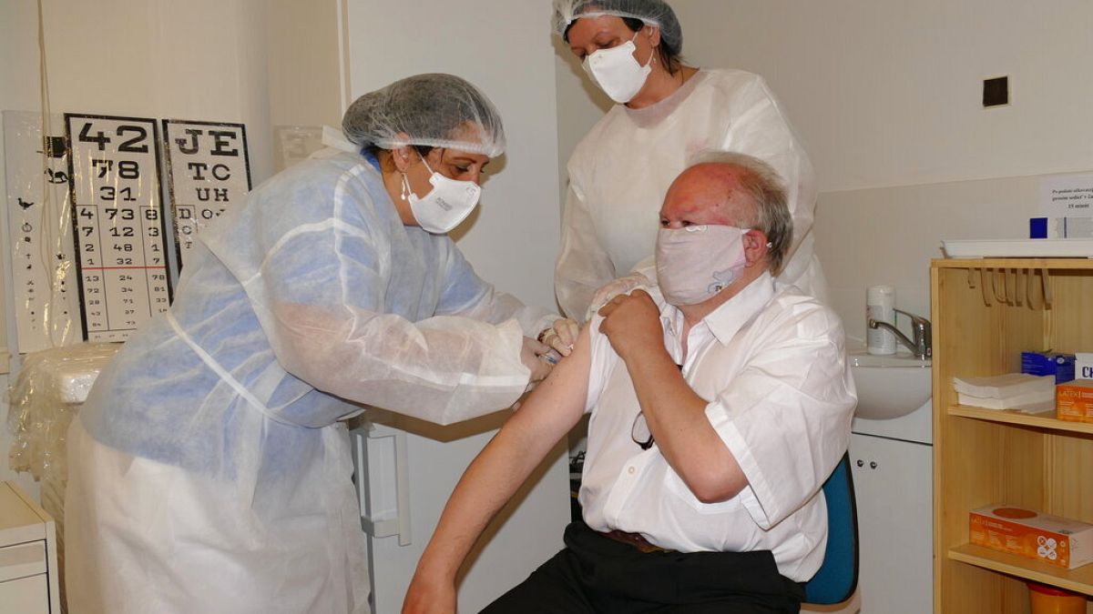 Egy férfinak SzputnyikV vakcinát adnak a szlovákiai Zsolnán hétfőn