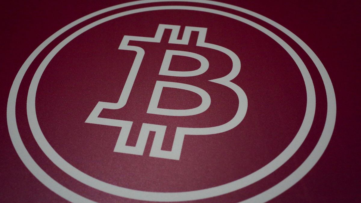Logo du bitcoin photographié lors d'une conférence organisée sur la cryptomonnaie à Miami, 4 juin 2021