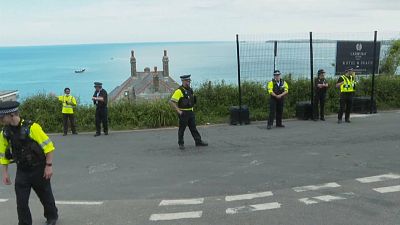 La policía desplegada en la bahía de Carbis donde tiene lugar la cumbre del G7