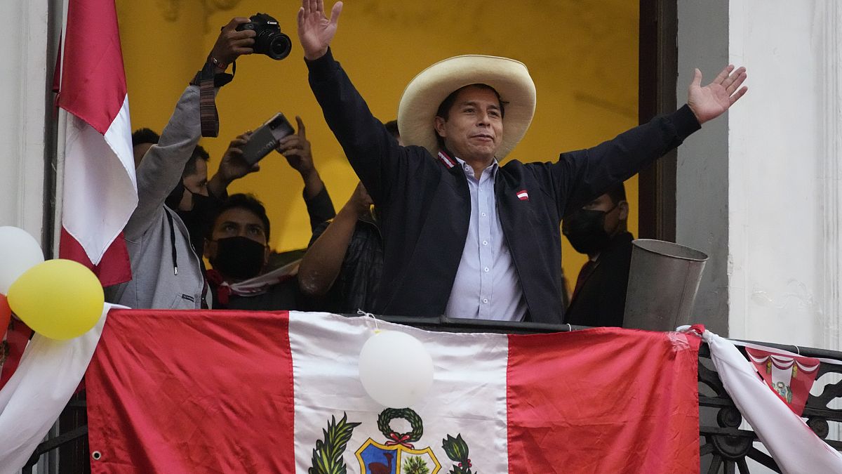 Pedro Castillo es aclamado por sus seguidores en Lima, Perú.