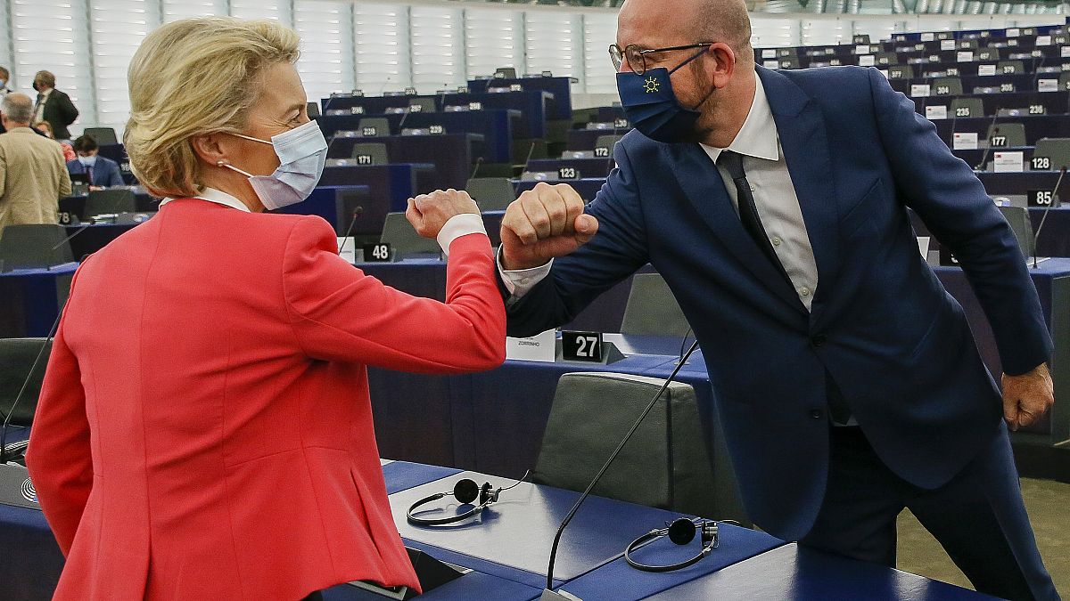 La presidenta de la Comisión Europea, Ursula von der Leyen, saluda al presidente del Consejo Europeo, Charles Michel, durante la sesión plenaria del Parlamento Europeo