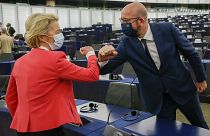 La presidenta de la Comisión Europea, Ursula von der Leyen, saluda al presidente del Consejo Europeo, Charles Michel, durante la sesión plenaria del Parlamento Europeo