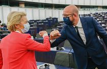 Ursula von der Leyen, az Európai Bizottság elnöke üdvözli Charles Michelt, az Európai Tanács elnökét az Európai Parlament ülésén Strasbourgban