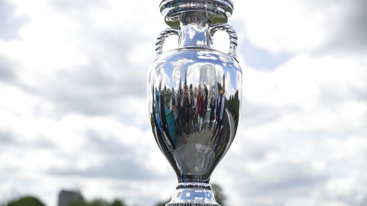 El trofeo de la Eurocopa 2020 expuesto en el Parque Gorki, en Moscú, Rusia.