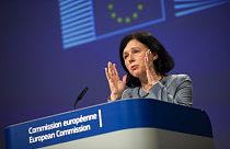 Vera Jourová, az Európai Bizottság alelnöke a Twitteren jelentette be az eljárás megindítását