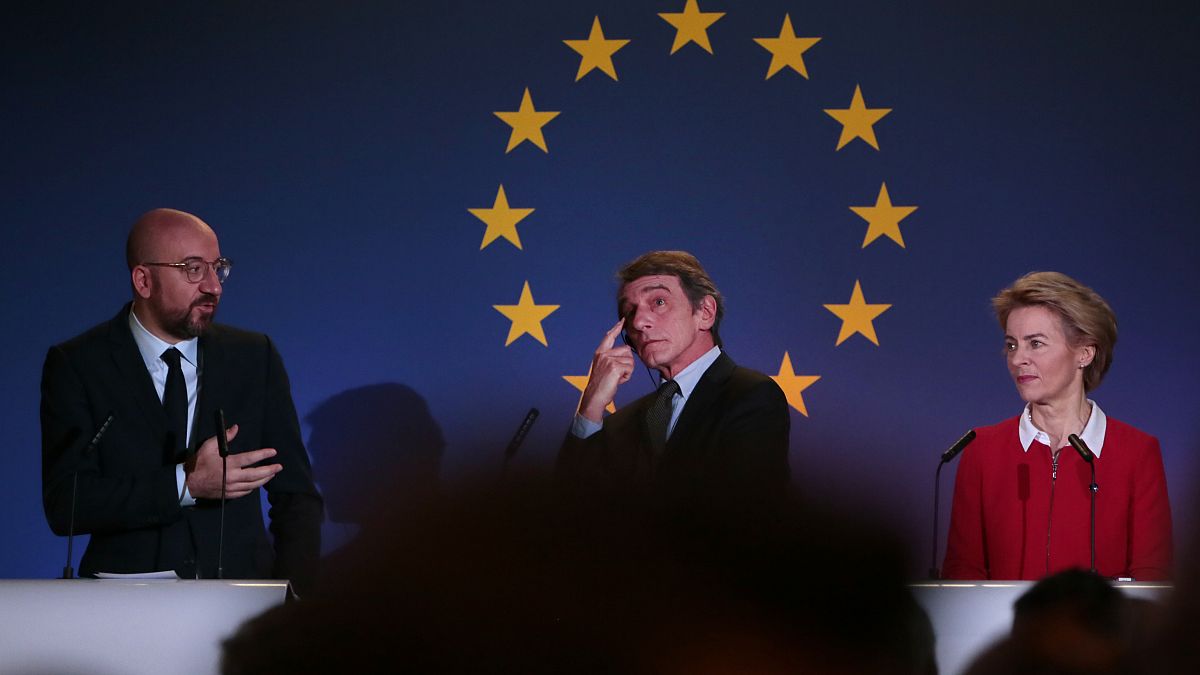رئيسة المفوضية الأوروبية أورسولا فون دير لاين ورئيس البرلمان الأوروبي ديفيد ساسولي ورئيس المجلس الأوروبي شارل ميشال/ بروكسل ، الجمعة 31 يناير 2020