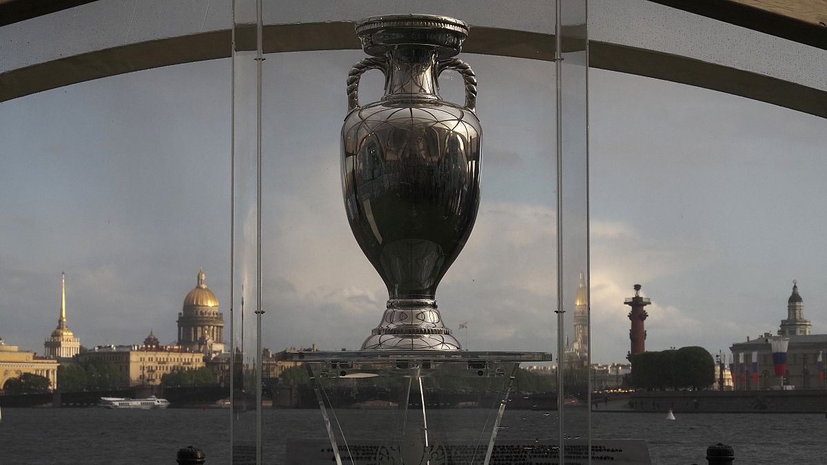 La Coppa esposta per i visitatori durante il tour ufficiale di EURO 2020 a San Pietroburgo, Russia, sabato 22 maggio 20211