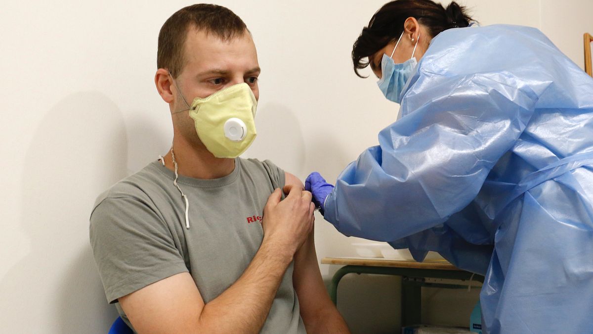 Tamásné Varga Andrea nővér beolt egy férfit a kínai Sinopharm koronavírus elleni vakcina első adagjával a Zala Megyei Szent Rafael Kórházban Zalaegerszegen 2021. június 2-án.