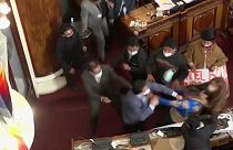 مشاحنة ومواجهات بالأيدي في برلمان بوليفيا