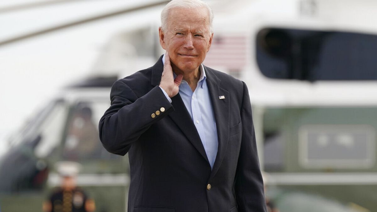 US-Präsident Joe Biden zeigt, wie er zuvor eine Zikade von seinem Hals entfernen musste
