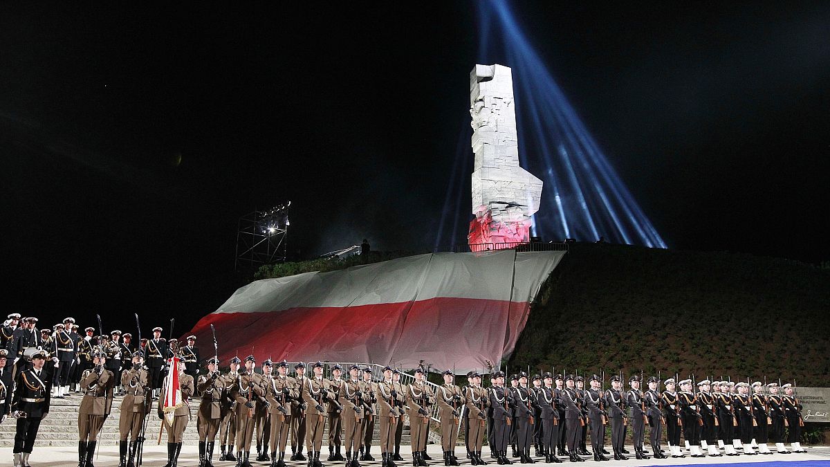 maggio 2015 Truppe della Marina polacca ai piedi del monumento ai difensori della penisola di Westerplatte, dove furono sparati tra i primi colpi della seconda guerra mondiale