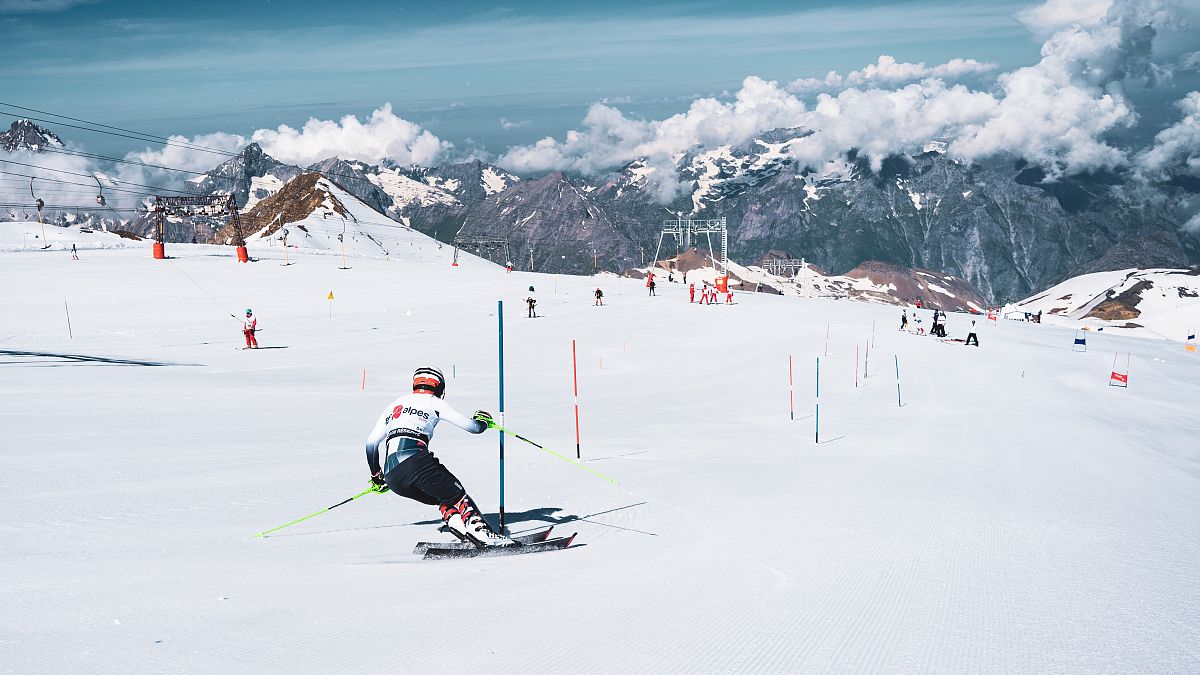 Entrenamientos de esquí de verano en el glaciar de Deux Alpes (Francia) 