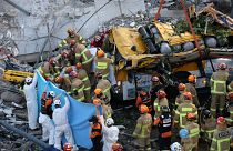 Yaşamını yitirenlerin tamamının bina yakınında bulunan otobüsün içindeki kişiler olduğu bildirildi.