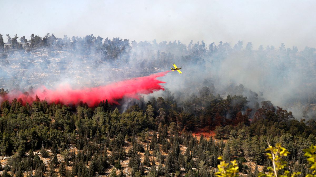 طائرة إسرائيلية تلقي مواد لإطفاء الحريق الذي شب بالقرب من مدينة القدس