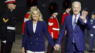 Joe Biden y su esposa Jill a su llegada a Cornualles