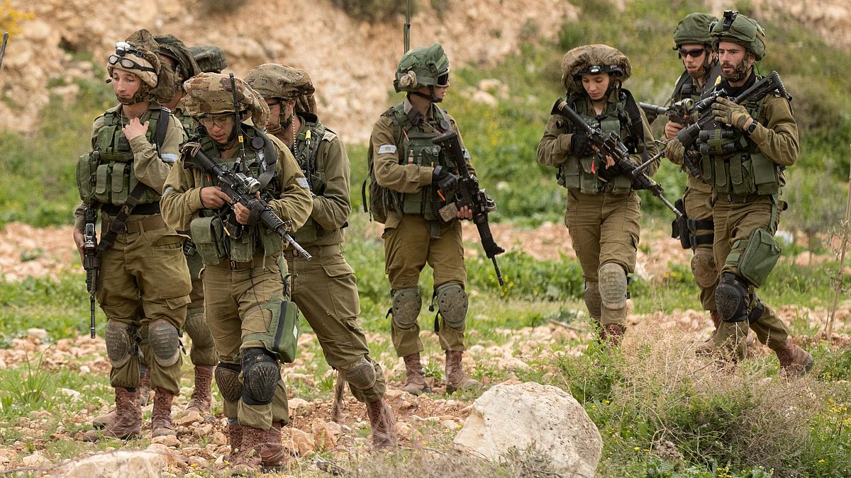 عدد من الجنود الإسرائيليين خلال دوية في قرية بردلة شرقي جنين. 28/02/2017