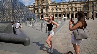 گردشگران در پاریس