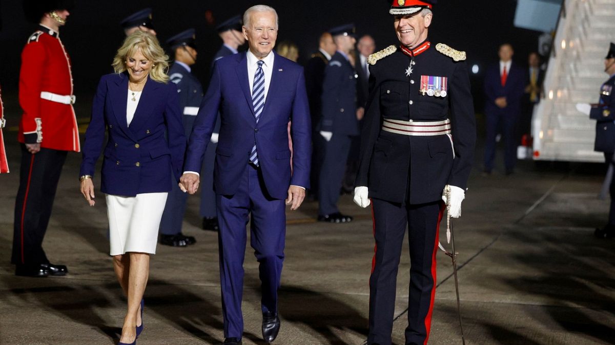 الرئيس الأمريكي جو بايدن والسيدة الأولى جيل بايدن عند وصولهما مطار كورنوال في إتكلترا قبل قمة مجموعة السبع، 10 يونيو 2021