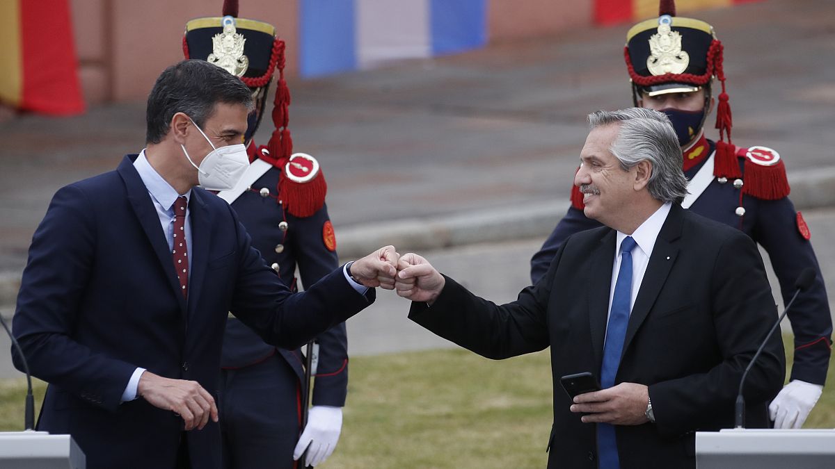 Pedro Sánchez y Alberto Fernandez se saludan tras la comparecencia a los medios