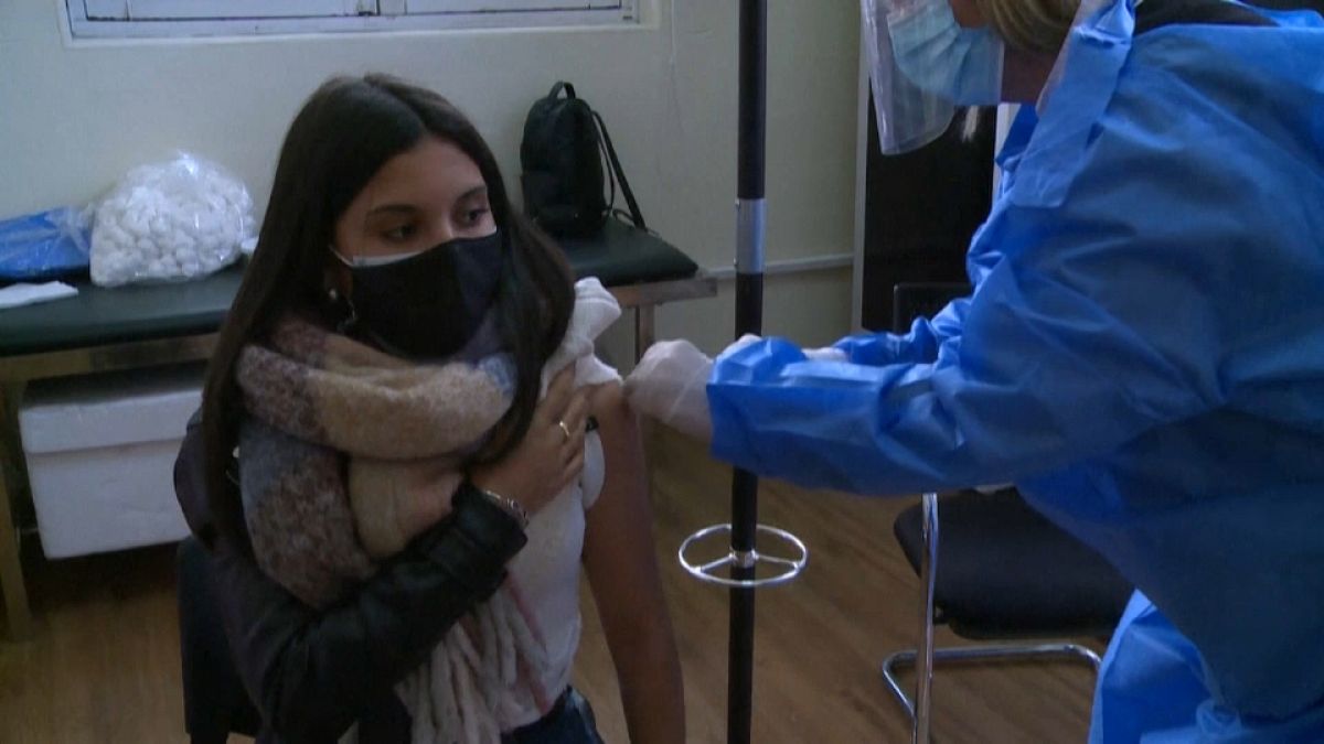 Una adolescente de 16 años recibe la vacuna de Pfizer contra la COVID-19 en Uruguay