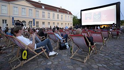 A Berlinale nyári különkiadásának közönsége a Charlottenburg-palota előtt
