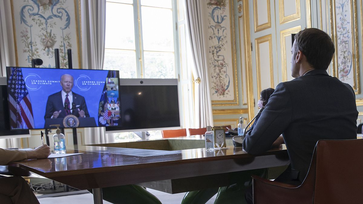 الرئيس الفرنسي إيمانويل ماكرون يتحدث إلى الرئيس الأمريكي جو بايدن 