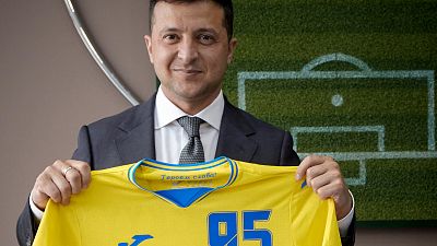 Президент Владимир Зеленский позирует с футболкой сборной Украины для Евро 2021.