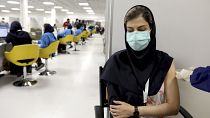 شابة إيرانية تتلقى تطعيم سنوفارم المضاد لفيروس كورونا في المركز التجاري في العاصمة طهران. 17/05/2021