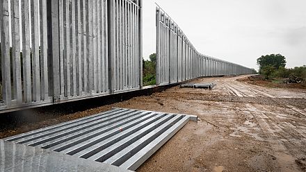 In migration lull, Greece bolsters Turkey border fence