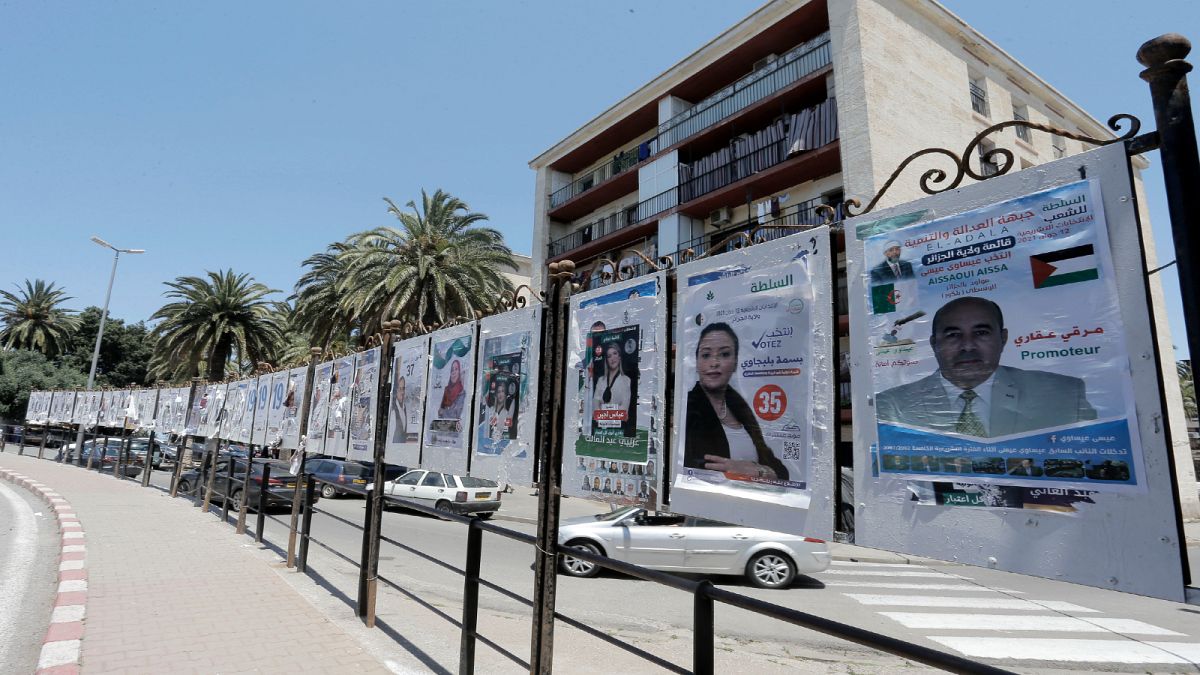 ملصقات دعائية  لمرشحين في الانتخابات التشريعية الجزائرية المقررة في 12 حزيران/يونيو 2021