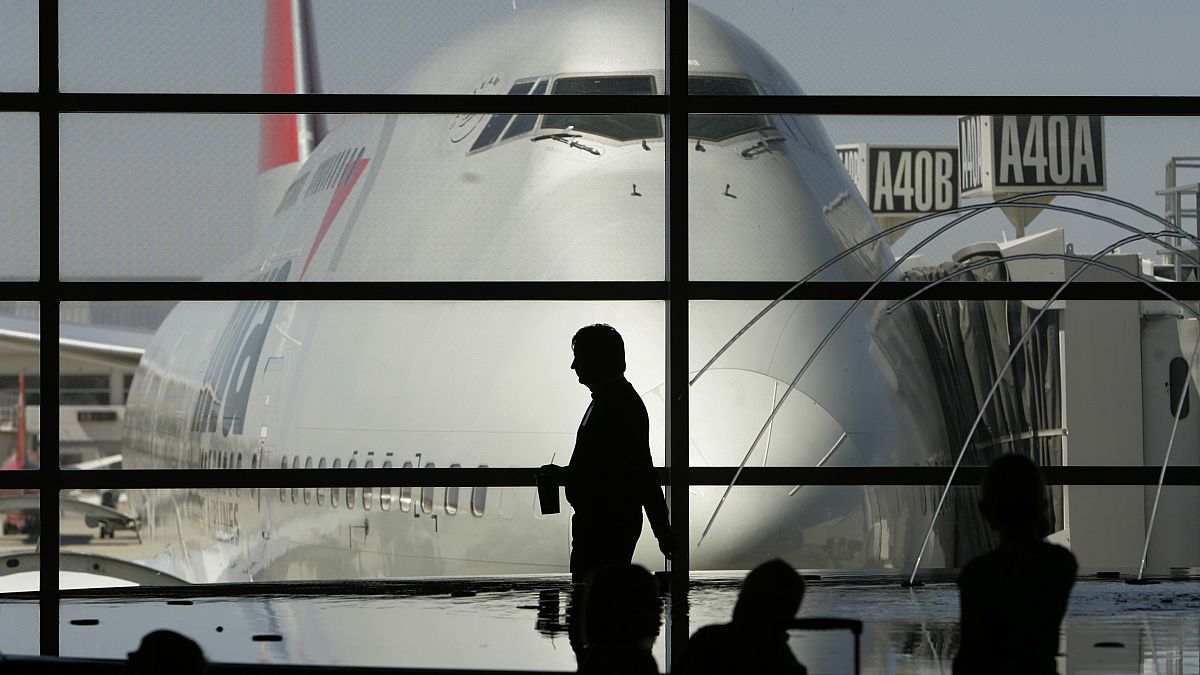 طائرة على مدرج مطار ديترويت في انتظار أن يركبها المسافرون. 2008/04/15