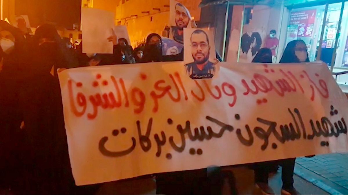 Bahreyn'de bir araya gelen yüzlerce kişi, hapishanede Covid-19 yakalanan muhalif aktivist Hüseyin Berekat'ın hayatını kaybetmesini protesto etti