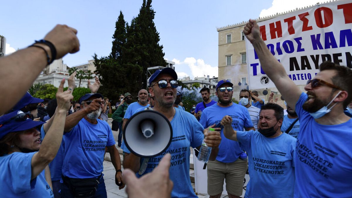Tüntetők az athéni parlament közelében
