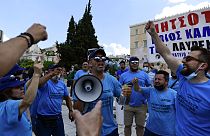 Tüntetők az athéni parlament közelében