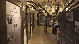 شاهد: جولة داخل معرض عن الهولوكوست في متحف معبر الحضارات في دبي