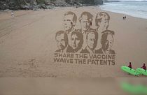 I leader del G7 sulla sabbia della Cornovaglia: "Condividete il vaccino, rinunciate ai brevetti".