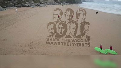I leader del G7 sulla sabbia della Cornovaglia: "Condividete il vaccino, rinunciate ai brevetti". 