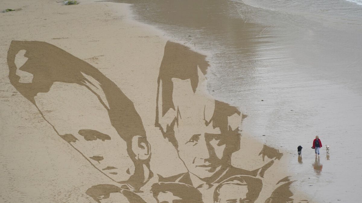 Τα πρόσωπα των ηγετών του G-7 σε σχέδιο στην άμμο, Κορνουάλη, Μ. Βρετανία